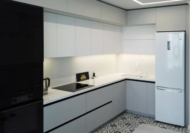 Кухня в стиле минимализм с фасадами с покрытием пластик АГТ.