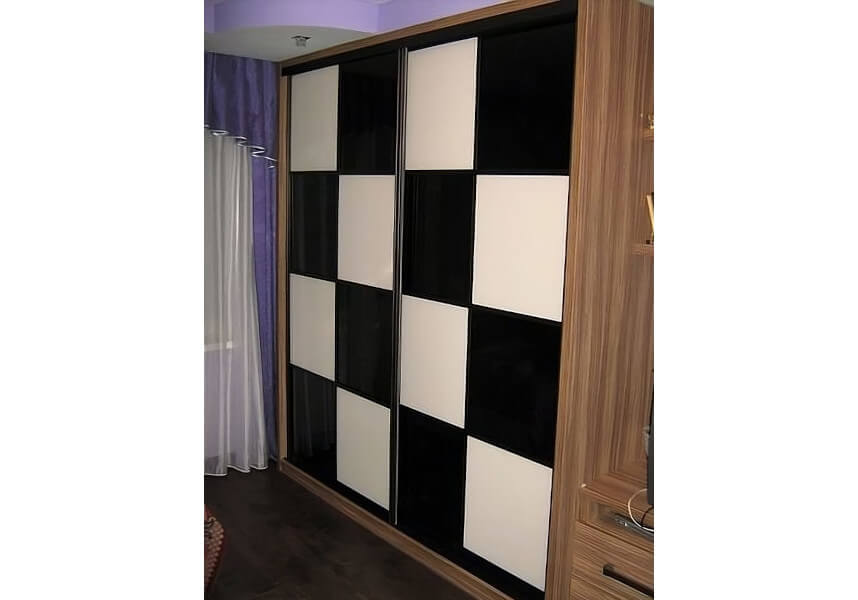 Встроенный шкаф-купе угловой стекло Шахматы