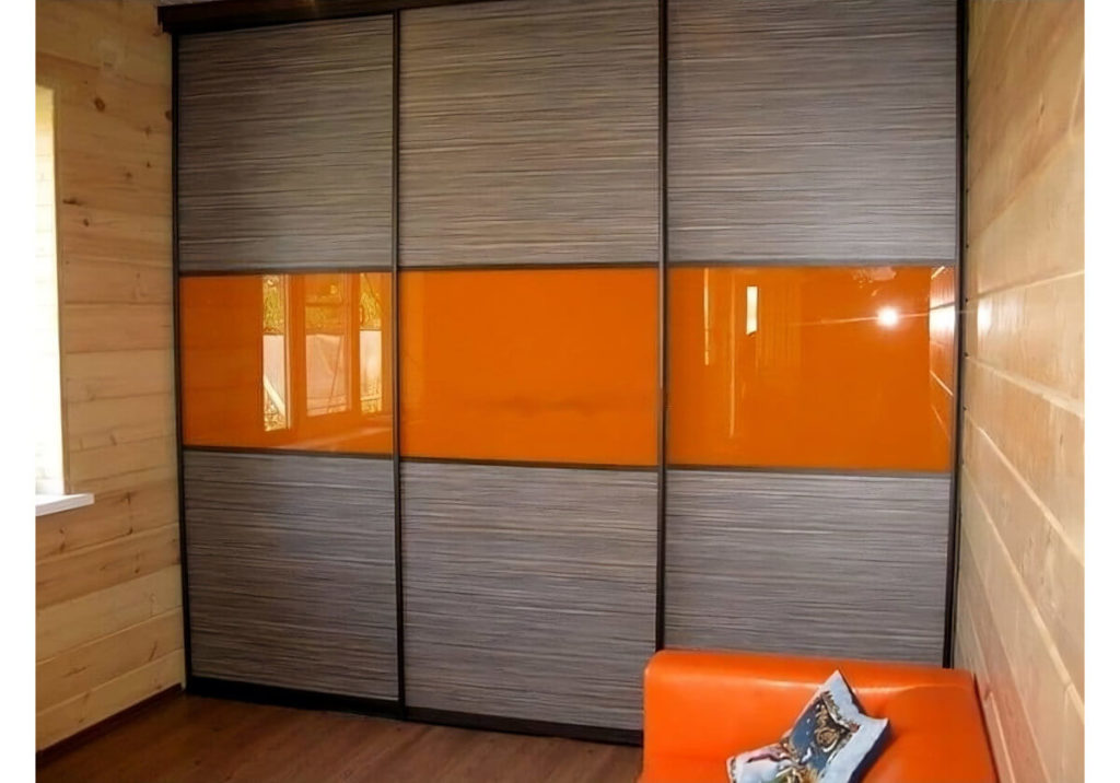 Шкаф-купе встроенный с делителями, стекло Сочный апельсин+ЛДСП