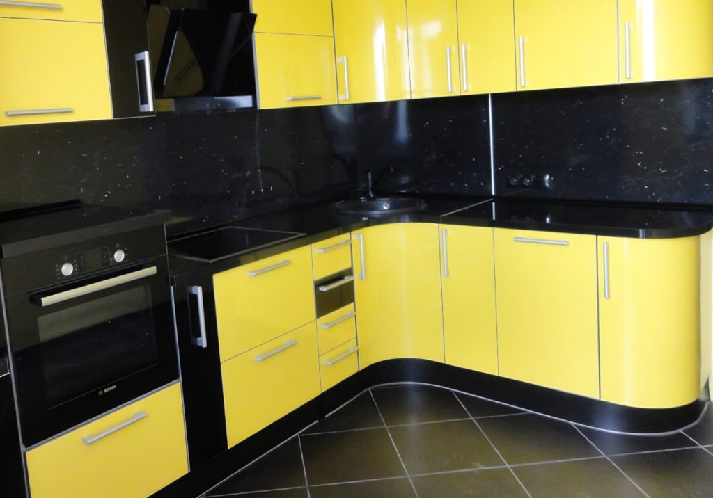 Кухня с крашеным фасадом Сочный лимон с черным глянцем