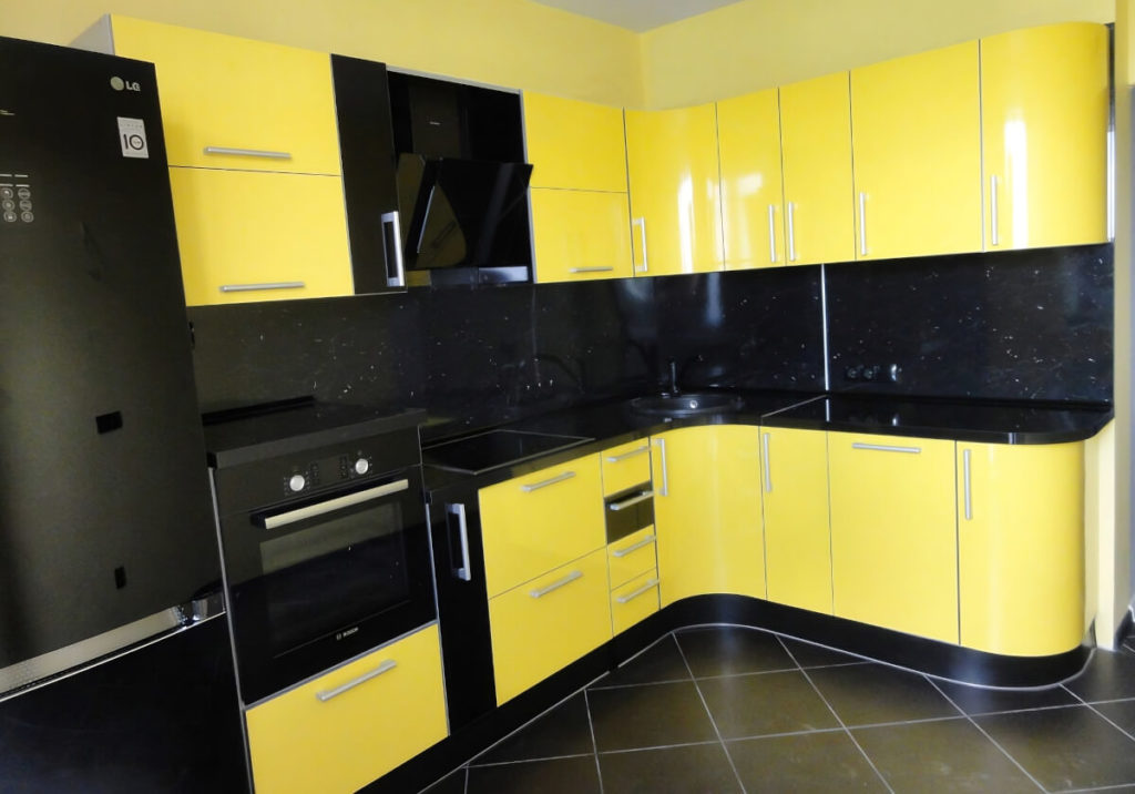 Кухня с крашеным фасадом Сочный лимон с черным глянцем