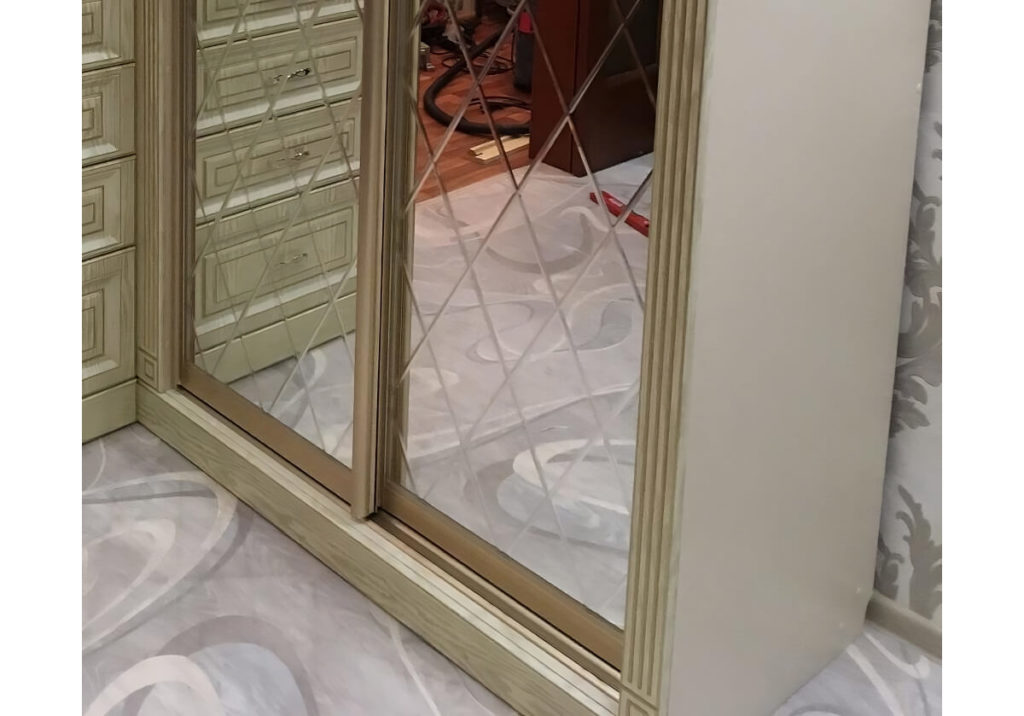 Угловой шкаф-купе зеркальный в классическом стиле