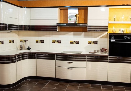 Кухня с крашеным фасадом фрезеровка с добавлением натурального шпона