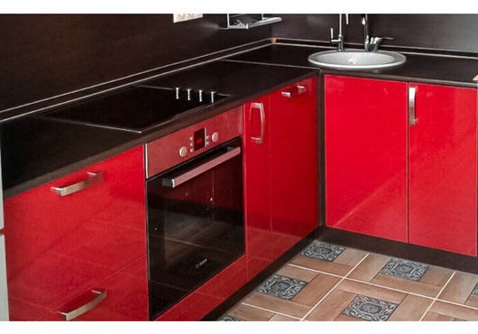 Кухня из МДФ Красный + черная столешница