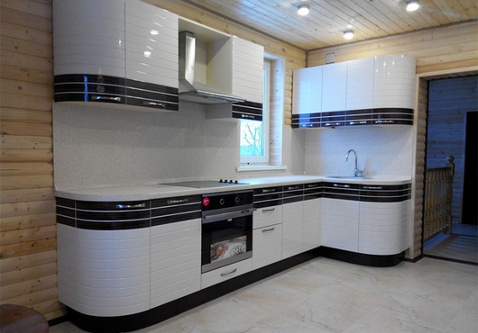 Кухня с крашеным фасадом фрезеровка с добавлением натурального шпона