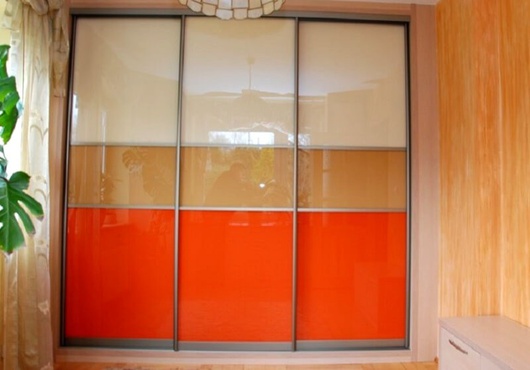Шкаф купе встроенный с 3-мя делителями  стекло сочный апельсин+ЛДСП