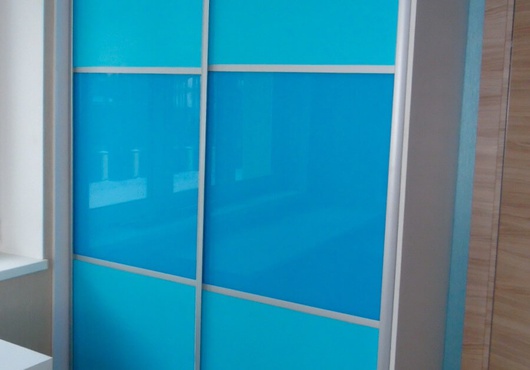Шкаф-купе встроенный с делителями, стекло небесно-голубое+прозрачное