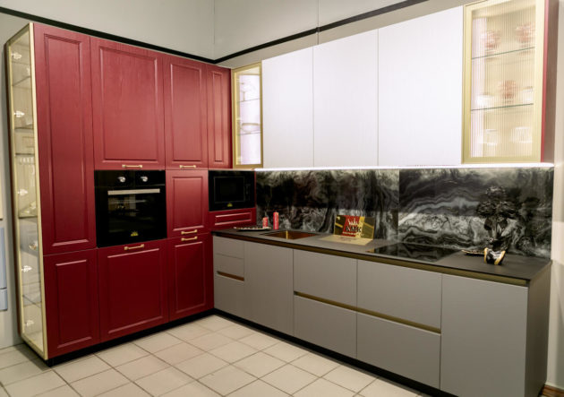 Кухня с фасадами в стиле минимализм и классическом стиле.